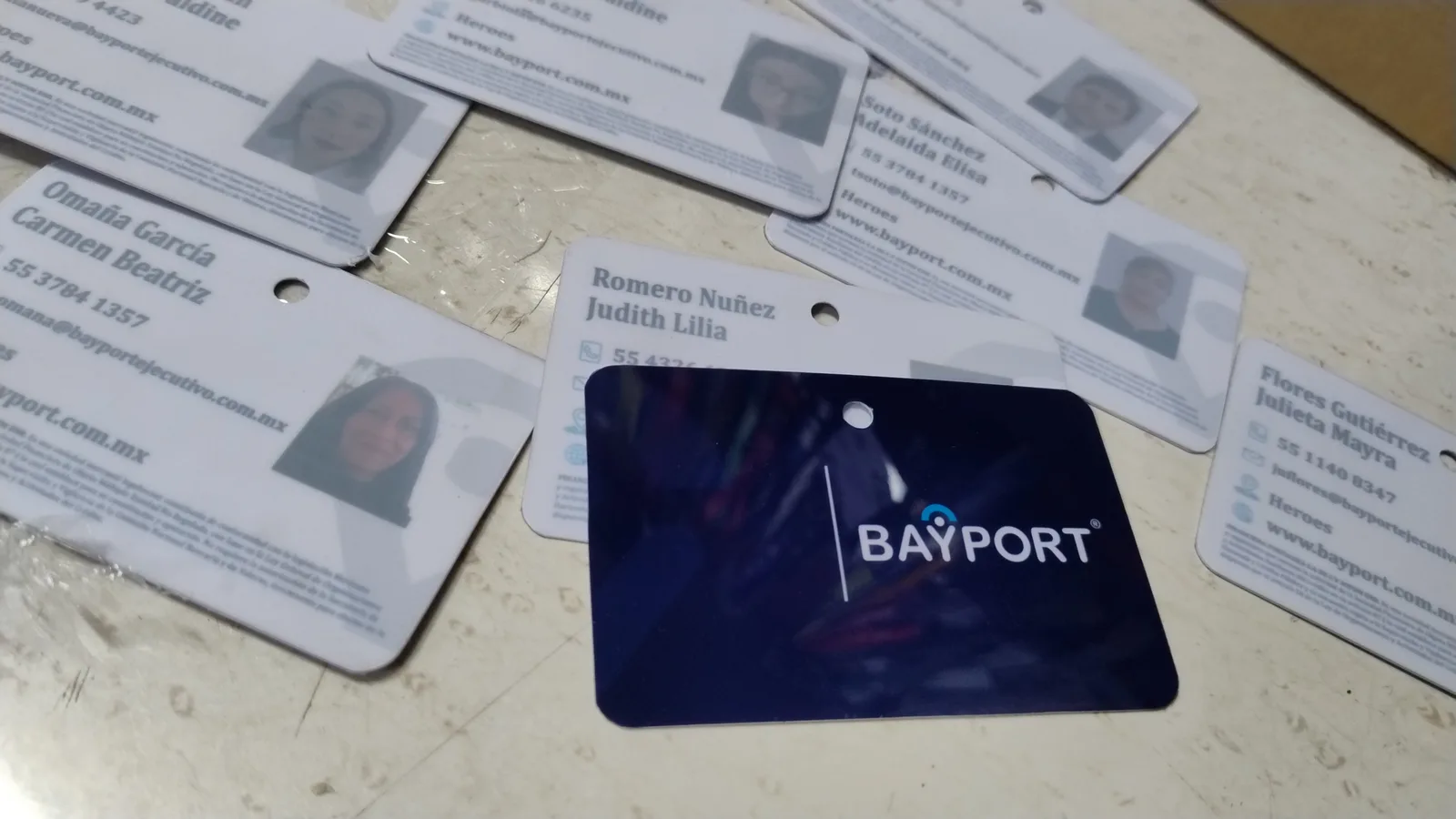 Credencial Bayport con chip y diseño corporativo